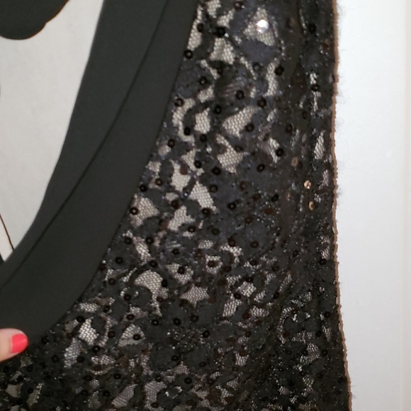 NWT Lace Dress with open Back - Picture 5 of 8